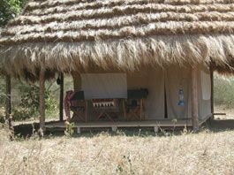 Ndarakwai Camp/vor der Hütte