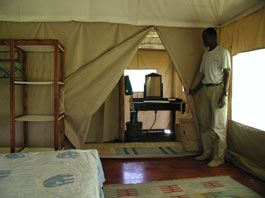 Ndarakwai Camp/ zum Bad geradeaus